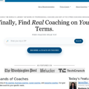 Captura de pantalla de la página de inicio de Noomii, el directorio de coaches profesionales, mostrando la barra de búsqueda para encontrar un coach y la sección de coaches destacados.